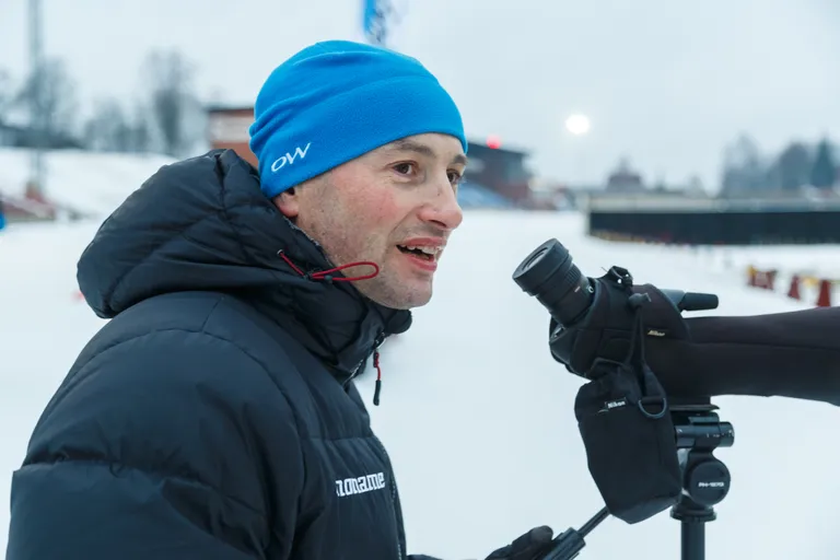 Treener Vjatšeslav Všivtsev jälgib kõike tiirus toimuvat ülitäpselt ja parandab sekundipealt iga vea. Ise on ta laskesuusatamise tulihingeline fänn.