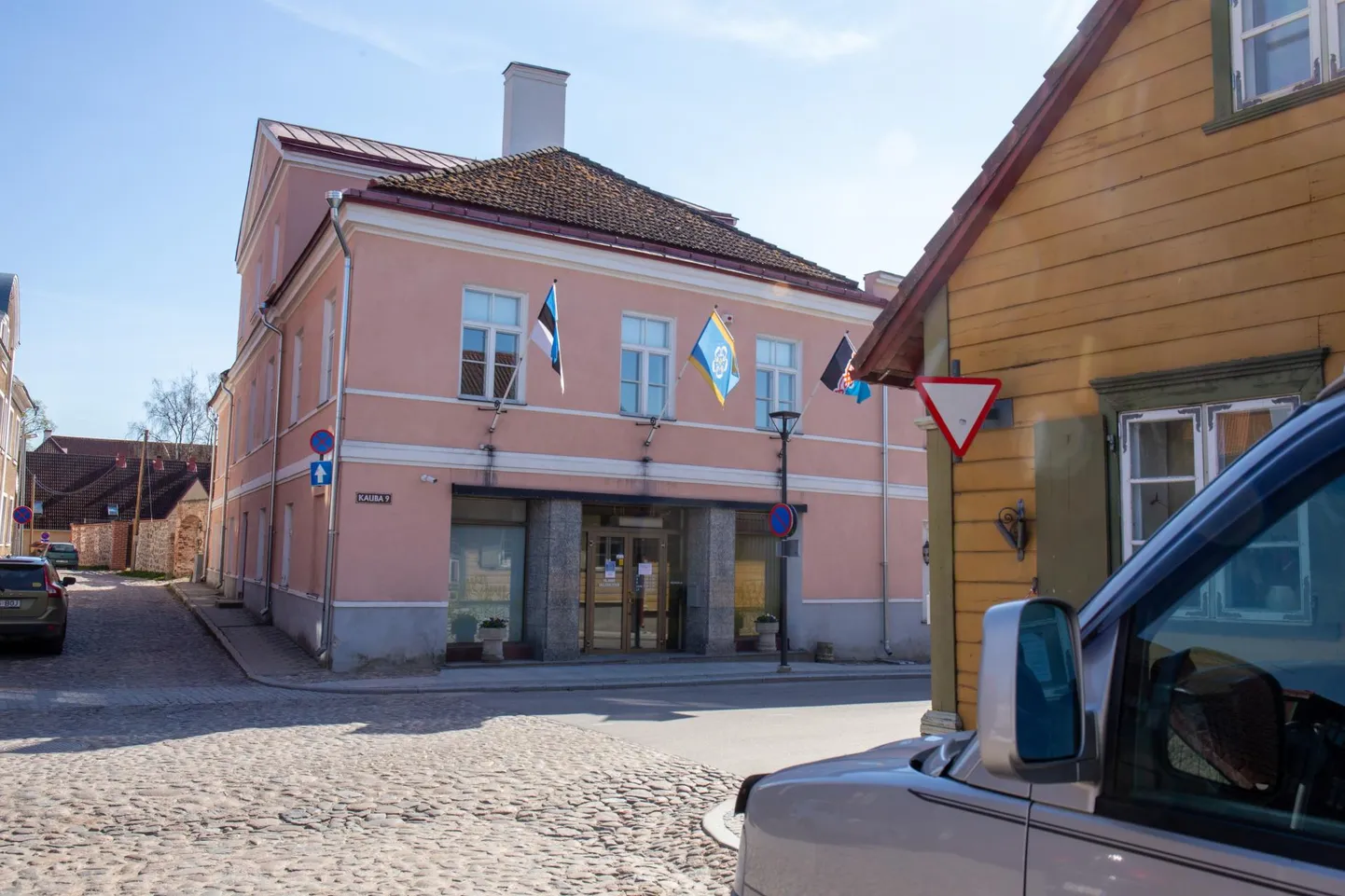 Ametnikud ei mahu ära Viljandis Kauba tänaval asuvasse majja. Vald otsib praegu psühholoogidele uut rendipinda.