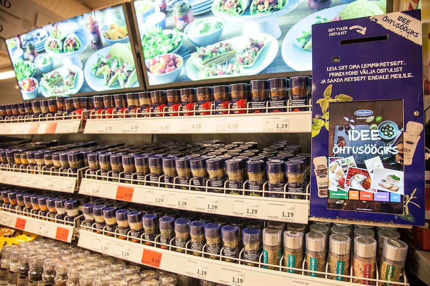 Uus maitseainete riiul supermarketis.