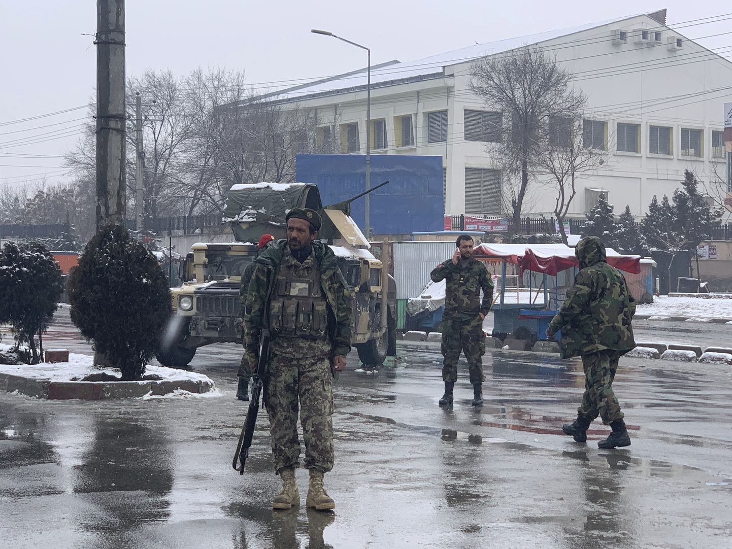 Afganistani sõdurid Kabuli enesetapurünnaku paigas.