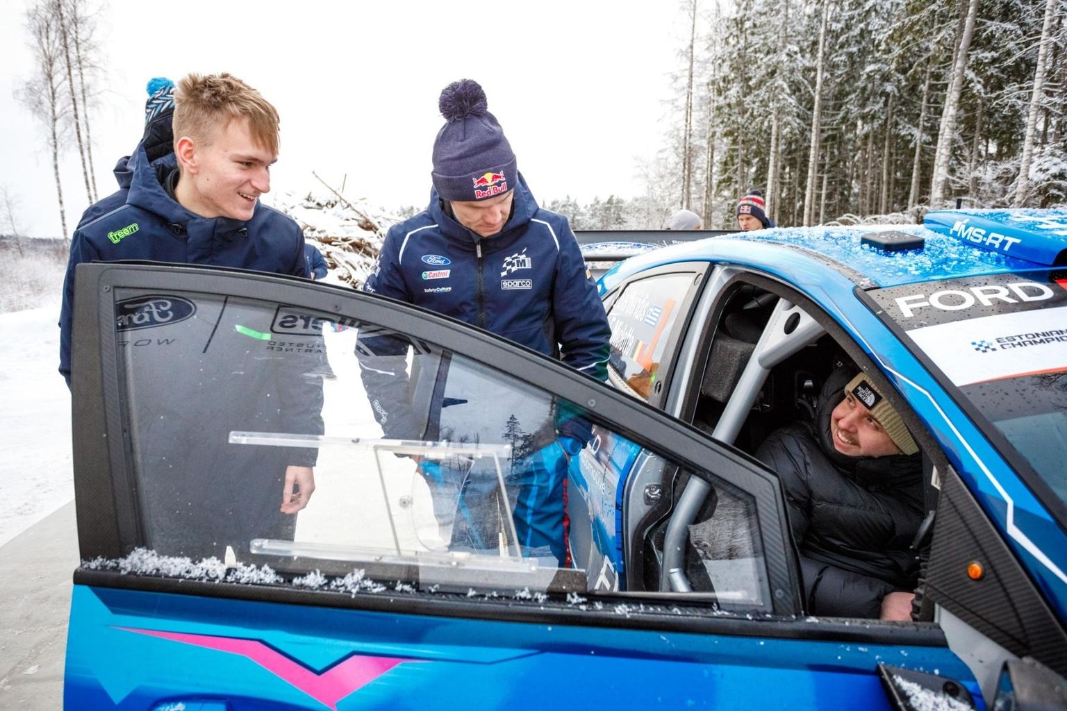 Martin Leotoots (vasakul) ja Hendrik Kraav (autos) kuulavad näpunäiteid Eesti esikaardilugejalt Martin Järveojalt.