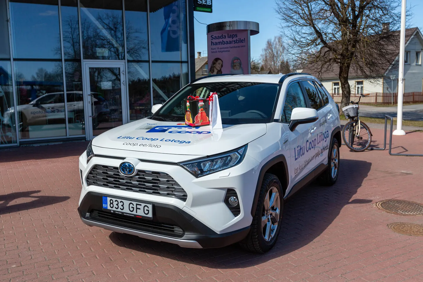 Tõrvalanna Ursula Vahtra sai kätte uhiuue Toyota.