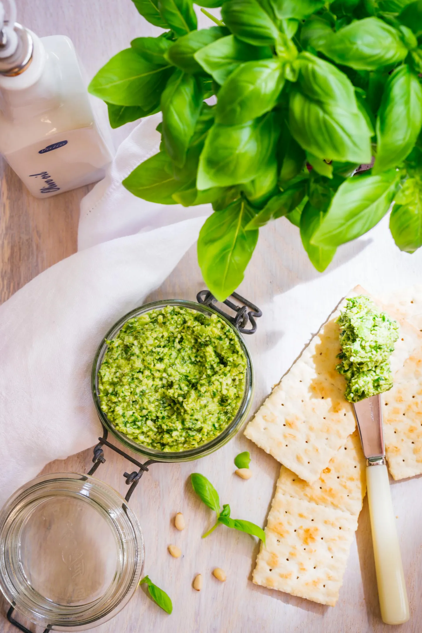 Basiilik on hea ka kuivatatult, kuid lisaks värskete lehtede lisamisele toitudesse ja roogade kaunistamisele saab sellest suurepärase pesto.