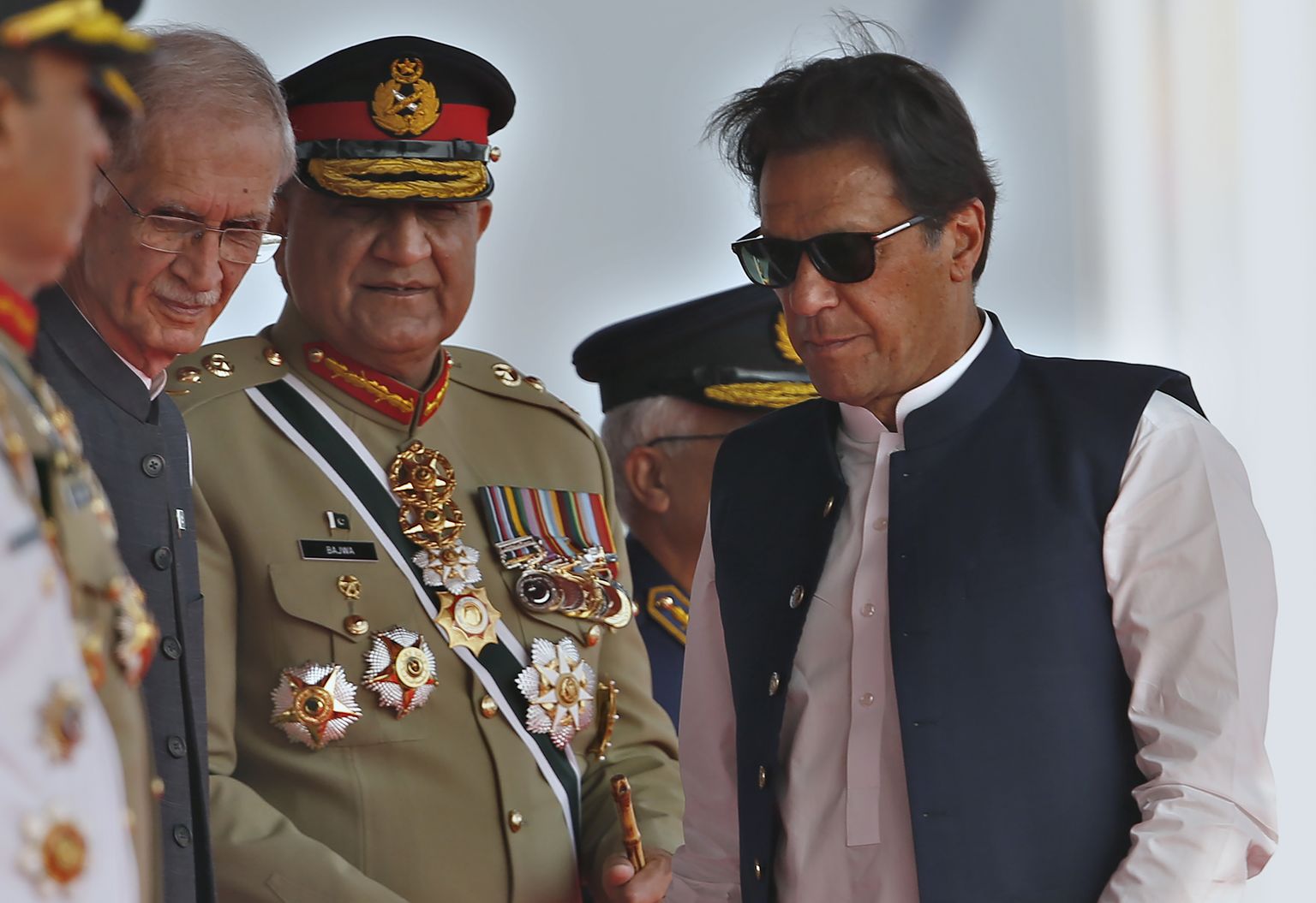 Pakistani ekspeaminister Imran Khan (paremal), novembri lõpus ametist lahkuv armeejuht kindral Qamar Javed Bajwa (keskel) ja endine kaitseminister Pervez Khattaq võtavad fotol osa sõjaväelisest paraadist, millega tähistati kevadel, 23. märtsil Pakistani rahvuspäeva.