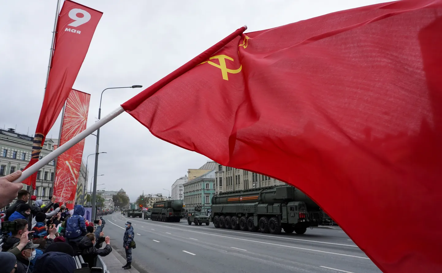 Nõukogude Liidu lipp mõne aasta eest Moskvas võidupüha paraadil. Foto pole kõnealuse juhtumiga seotud.