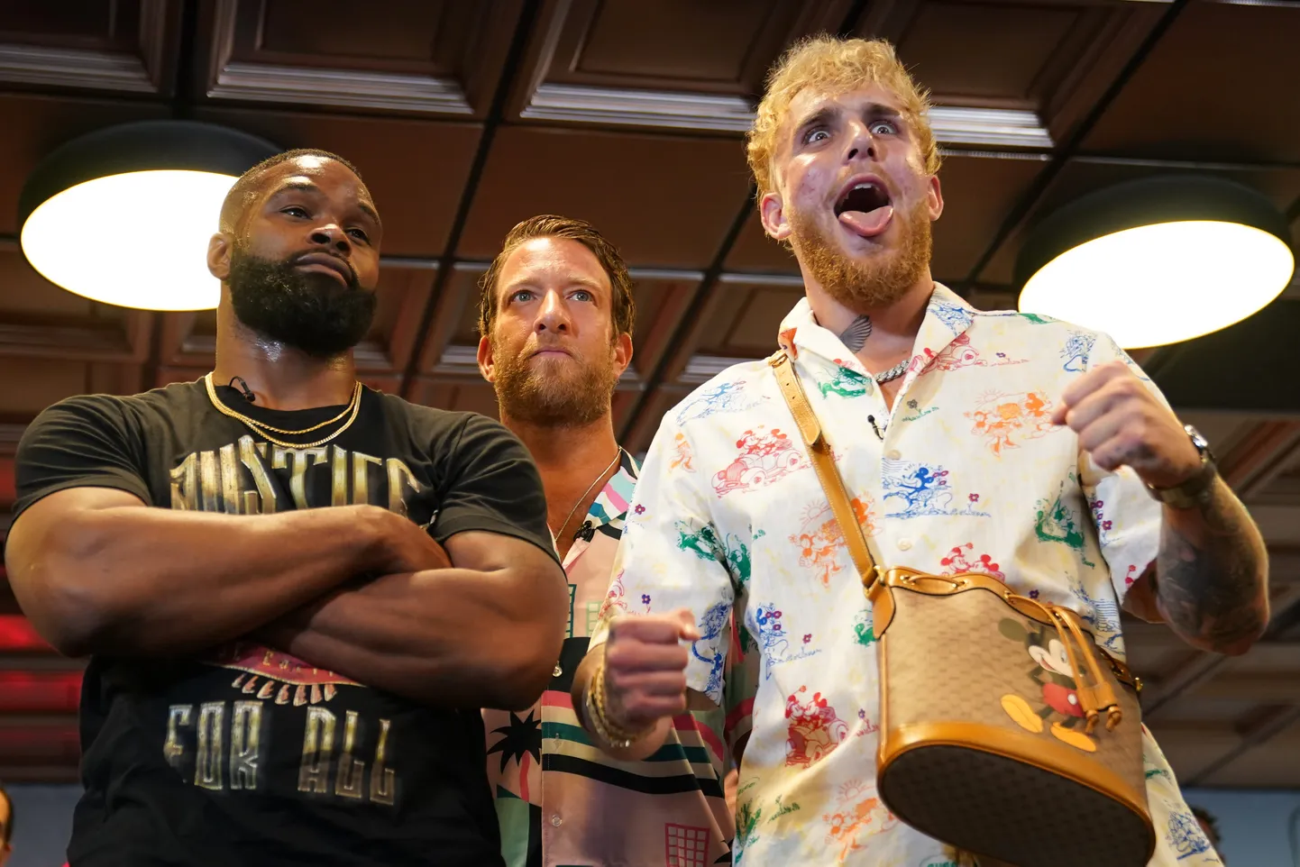 Tyron Woodley (vasakul) ja Jake Paul (paremal).