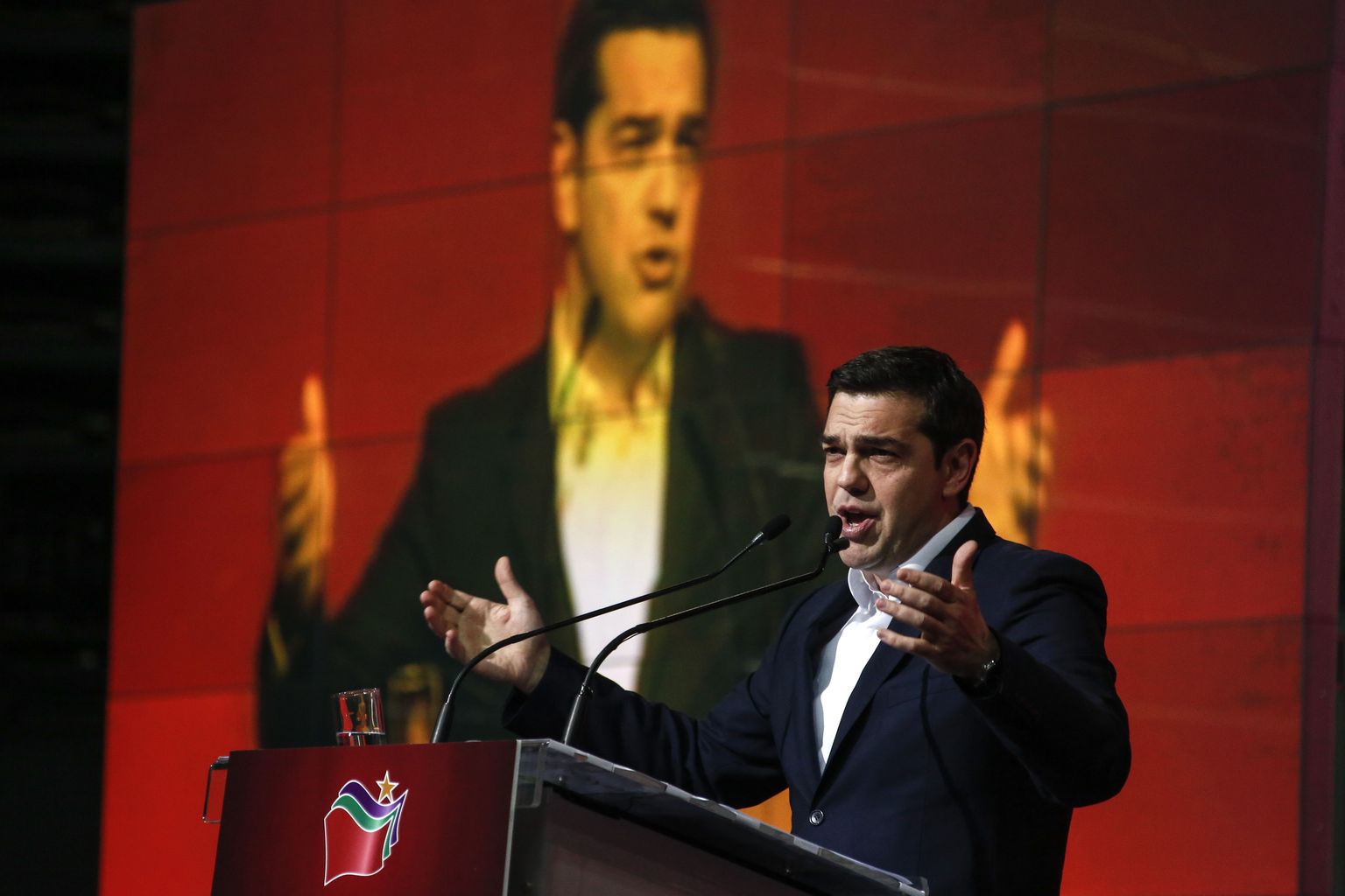 kreeka peaminister Alexis Tsipras pühapäeval oma partei Syriza miitingul kõnelemas.
