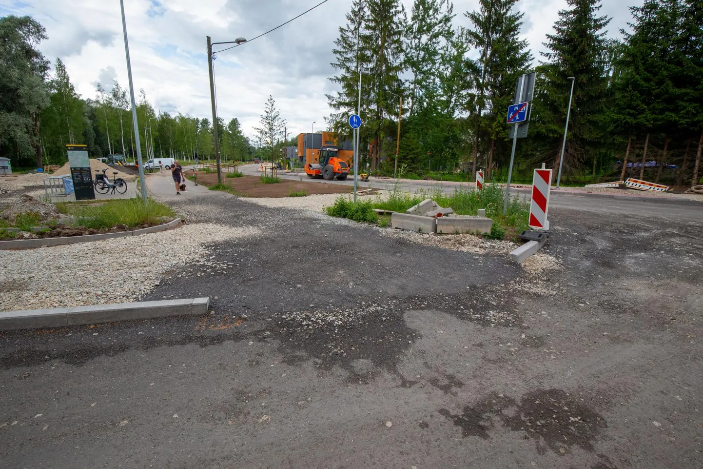 Ujula tänava remont teeb jalakäijate ja ratturite elu ebamugavaks.