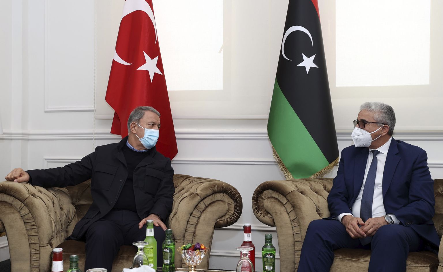 Türgi kaitseminister Hulusi Akar (vasakul) ja Liibüa rahvusliku leppimise valitsuse kõrgema riiginõukogu esimees Khalid al-Mishri (paremal) Tripolis kõnelusi pidamas.
