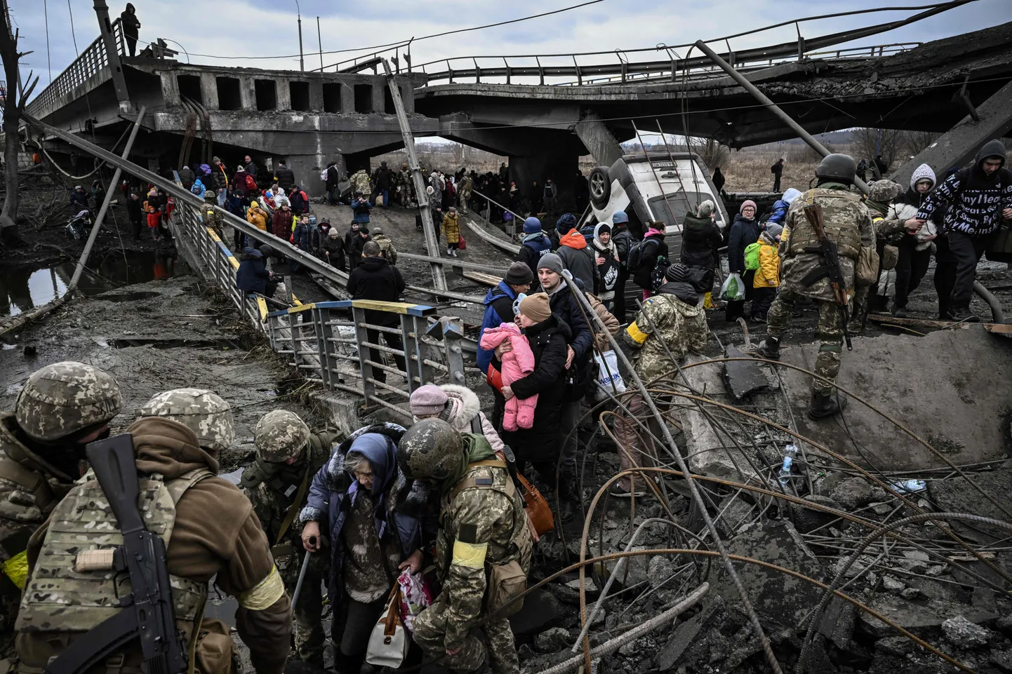 Ukraina sõdurid aitasid märtsis 2022 Kiievi-lähedase Irpini elanikel evakueeruda Vene vägede eest. Evakueeritute seas olid ka Julia Pavljuk, ta tütar Emma ja abikaasa.