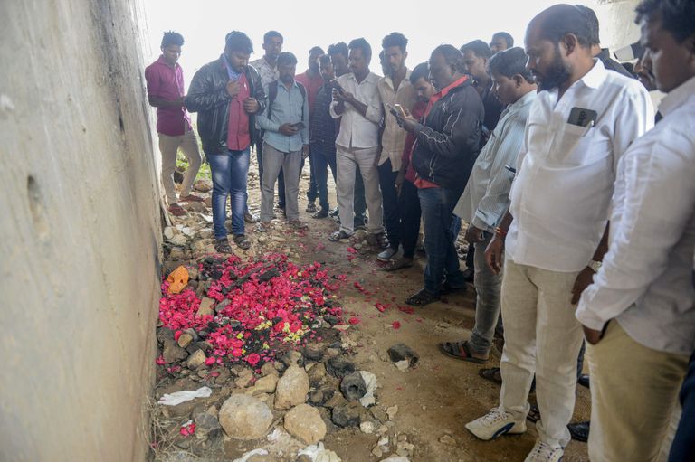 Mehed viskamas lilli Hyderabadi lähedases Shadnagaris paigas, kus neli meest vägistasid ja tapsid 27-aastase naise