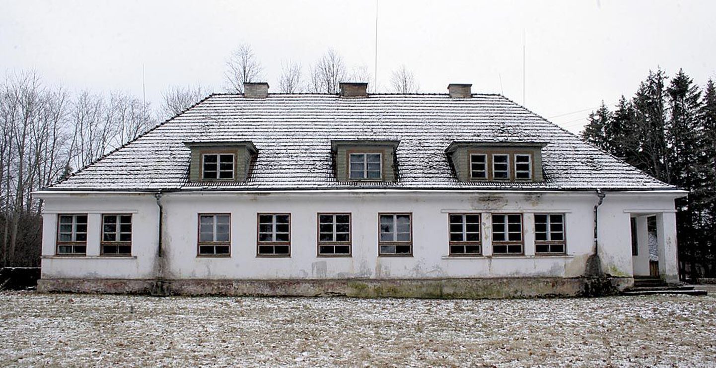 Võiduküla 1937. aastal valminud imposantne ja ruumikas koolimaja seisab tühjana. Vähe on lootust, et maja säilib.