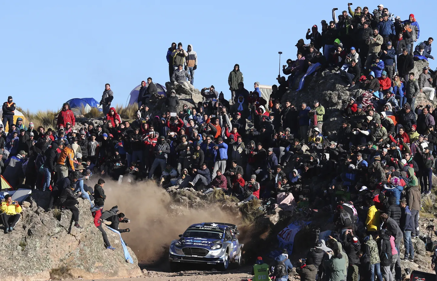 Ott Tänak ja Martin Järveoja mullu Argentina publikumasside vahel kihutamas.