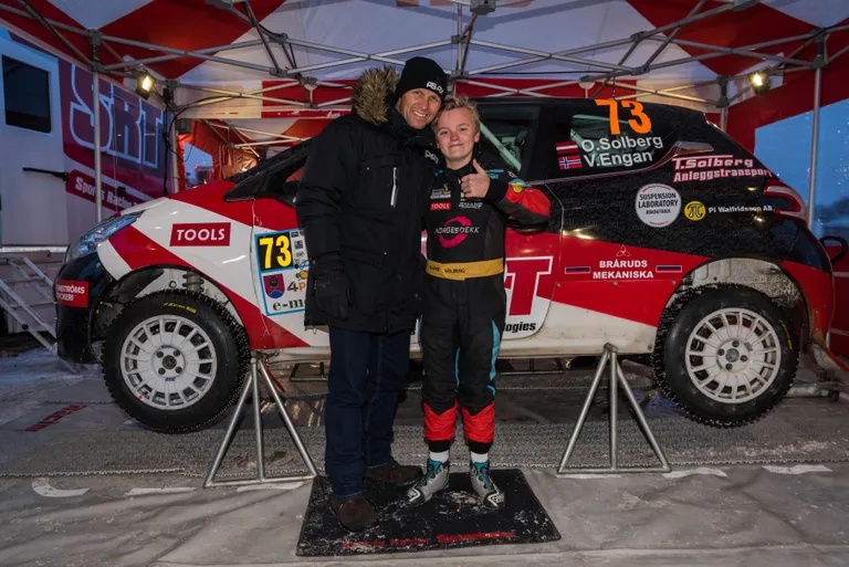 Petter Solberg (vasakul) toetamas 15-aastast poega Oliveri, kes tegi kaasa oma elu esimese ralli.