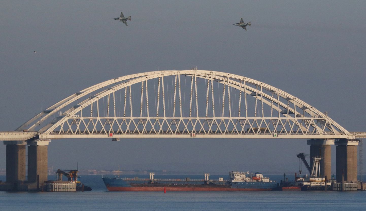 Krievijas tankkuģis bloķē Kerčas jūras šaurumu pie Krimas tilta.