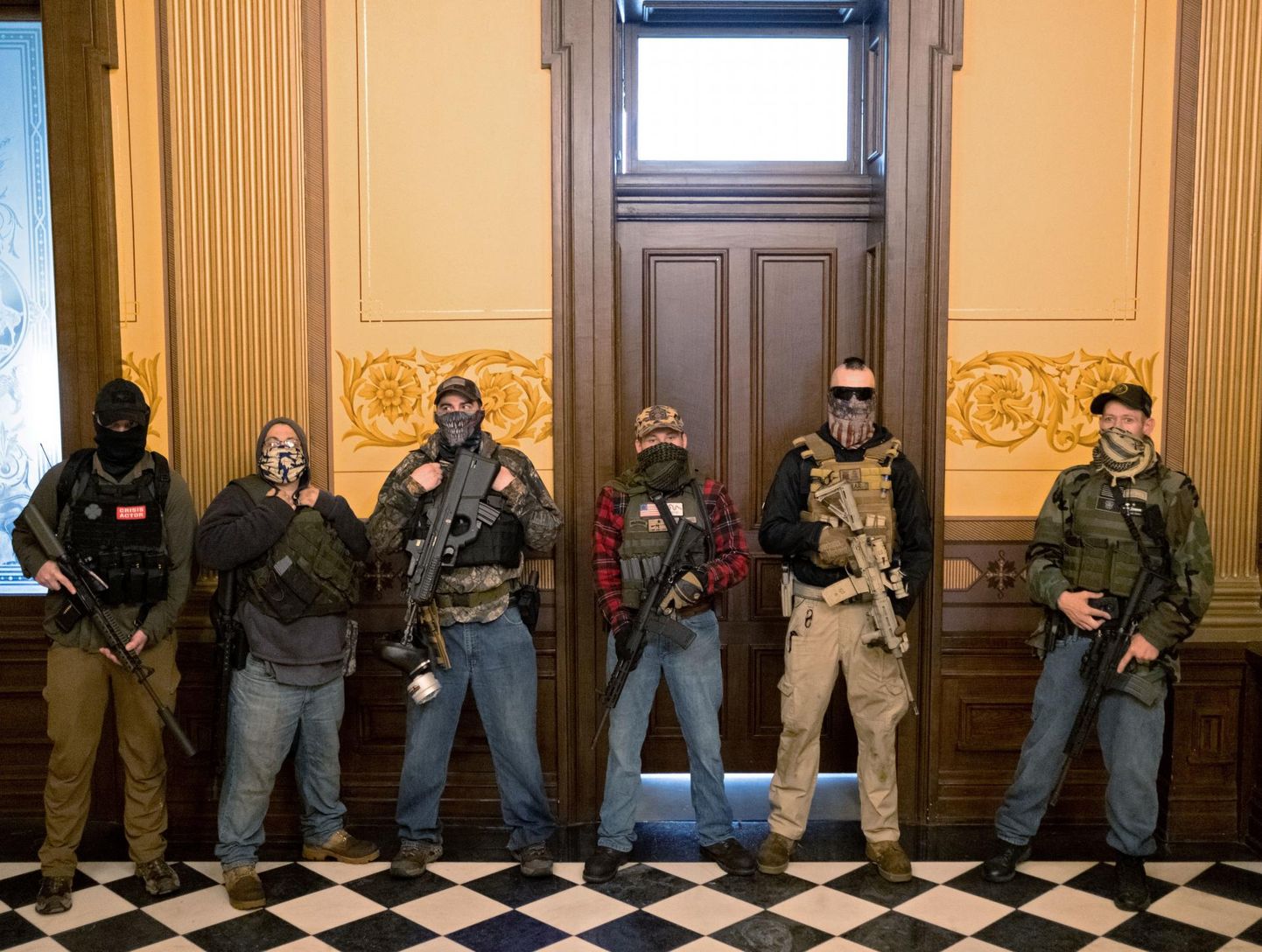 Relvastatud rühmituse liikmed Michigani kuberneri kabineti ees.   foto: Seth Herald / reuters / Scanpix