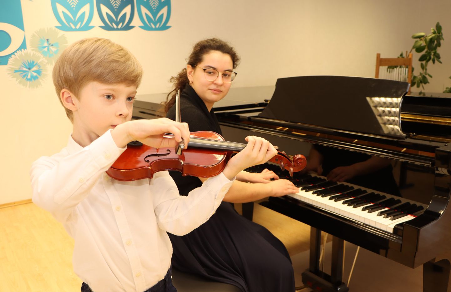 Ученик Александры Серебряковой Николай Токмин заработал спецпремию жюри за лучшее исполнение на скрипке.