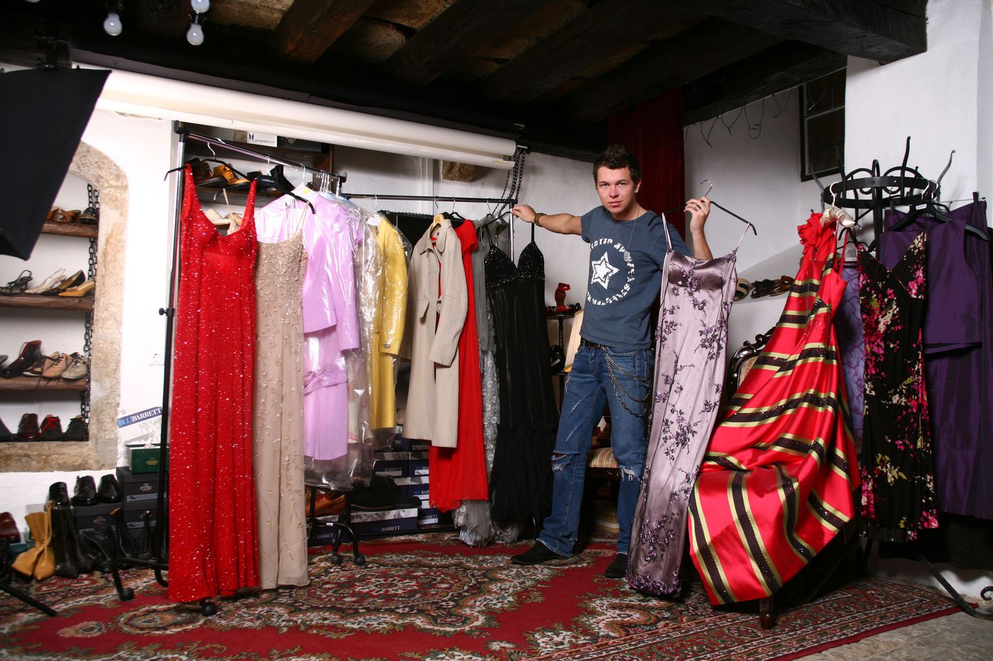 Fotograaf Indrek Galetin oma Stuudio-Showroomis esitlemas Annely Peebo ja Evelin Ilvese kehakatteid