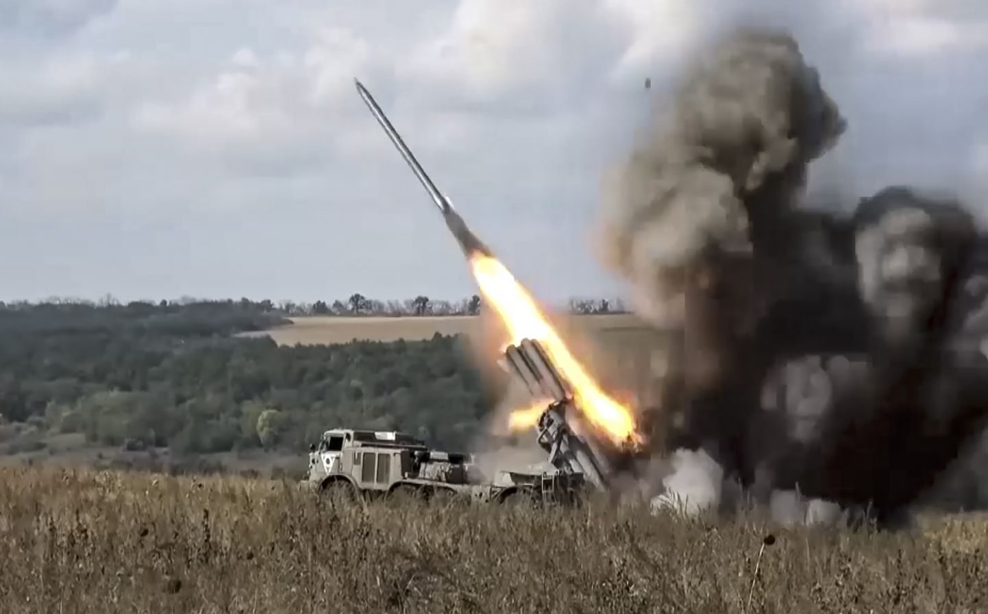 Krievijas artilērijas sistēma BM-27 Uragan Doneckā