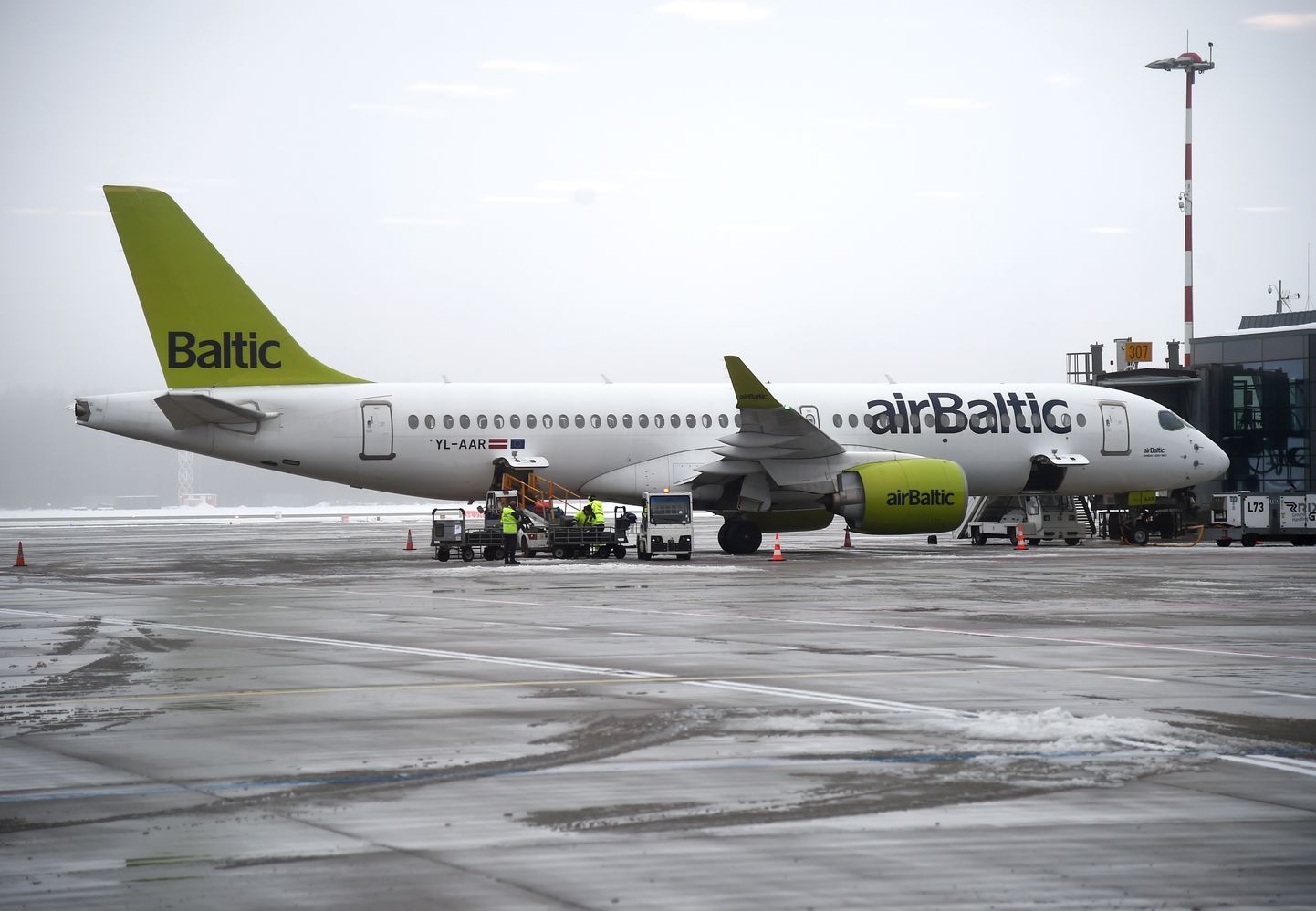 airBalticu lennuk Riia lennujaamas.