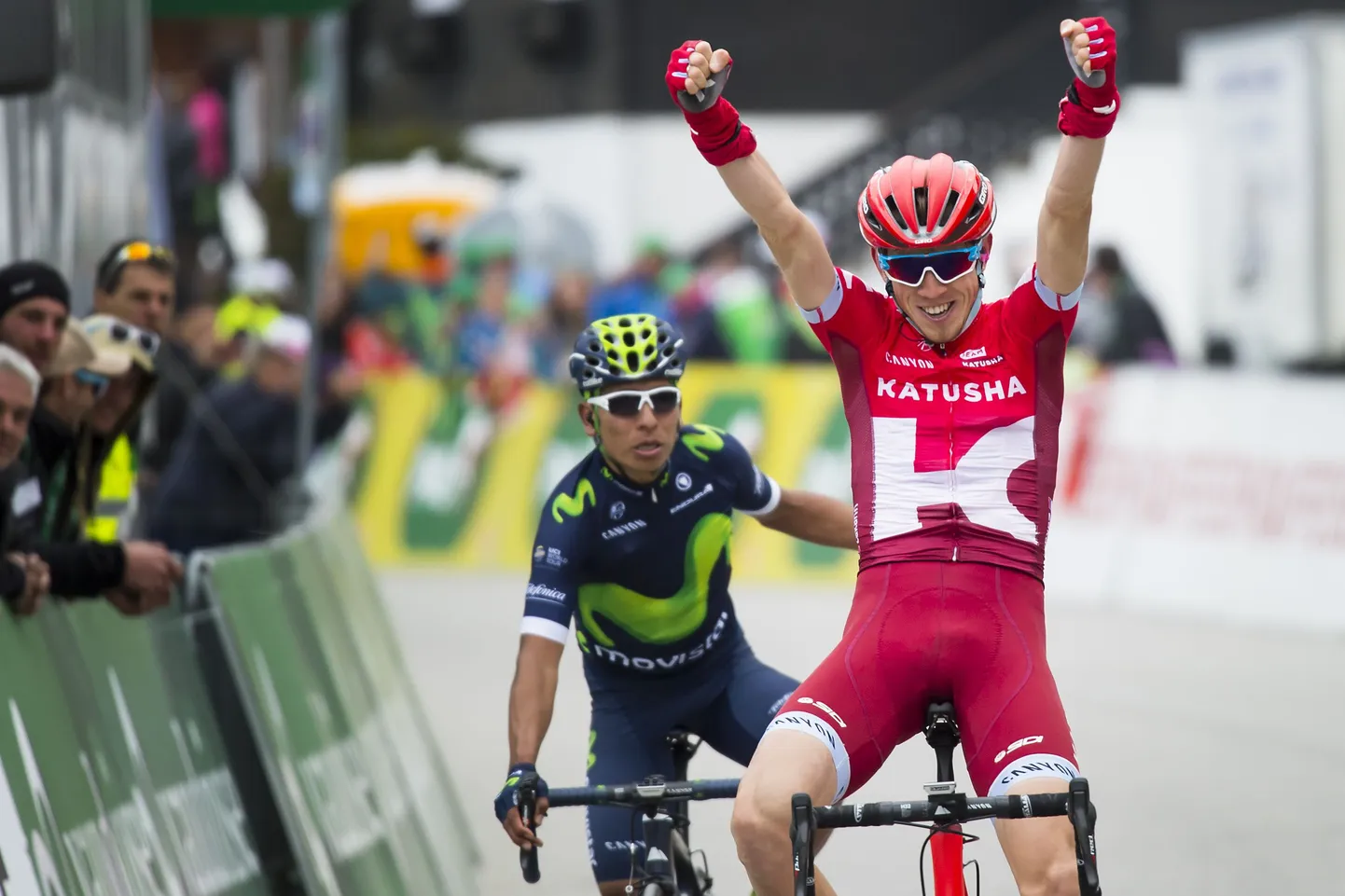 Ilnur Zakarin (paremal) sai küll lõpujoonel rõõmustada, kuid kohtunike otsusega tõusis võitjaks siiski hoopis Nairo Quintana (vasakul).