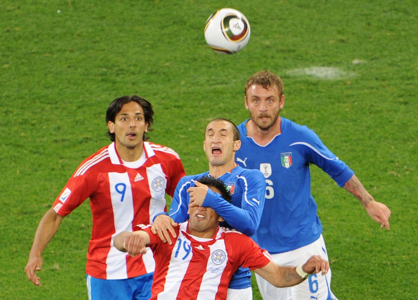 Paraguay koondise ründaja Roque Santa Cruz (triibulises nr.9) maailmameistrivõistlustel Itaalia vastu mängimas