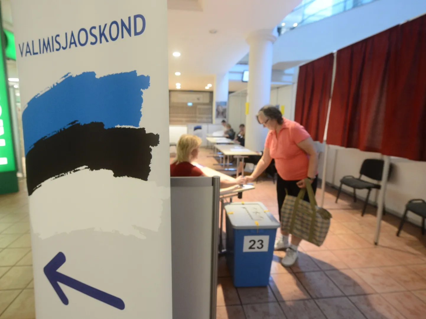 Valimisjaoskonnad avasid kell 9 uksed ja algas europarlamendi valimiste hääletus. Valimisjasokond Tallinnas Kristiine keskuses.