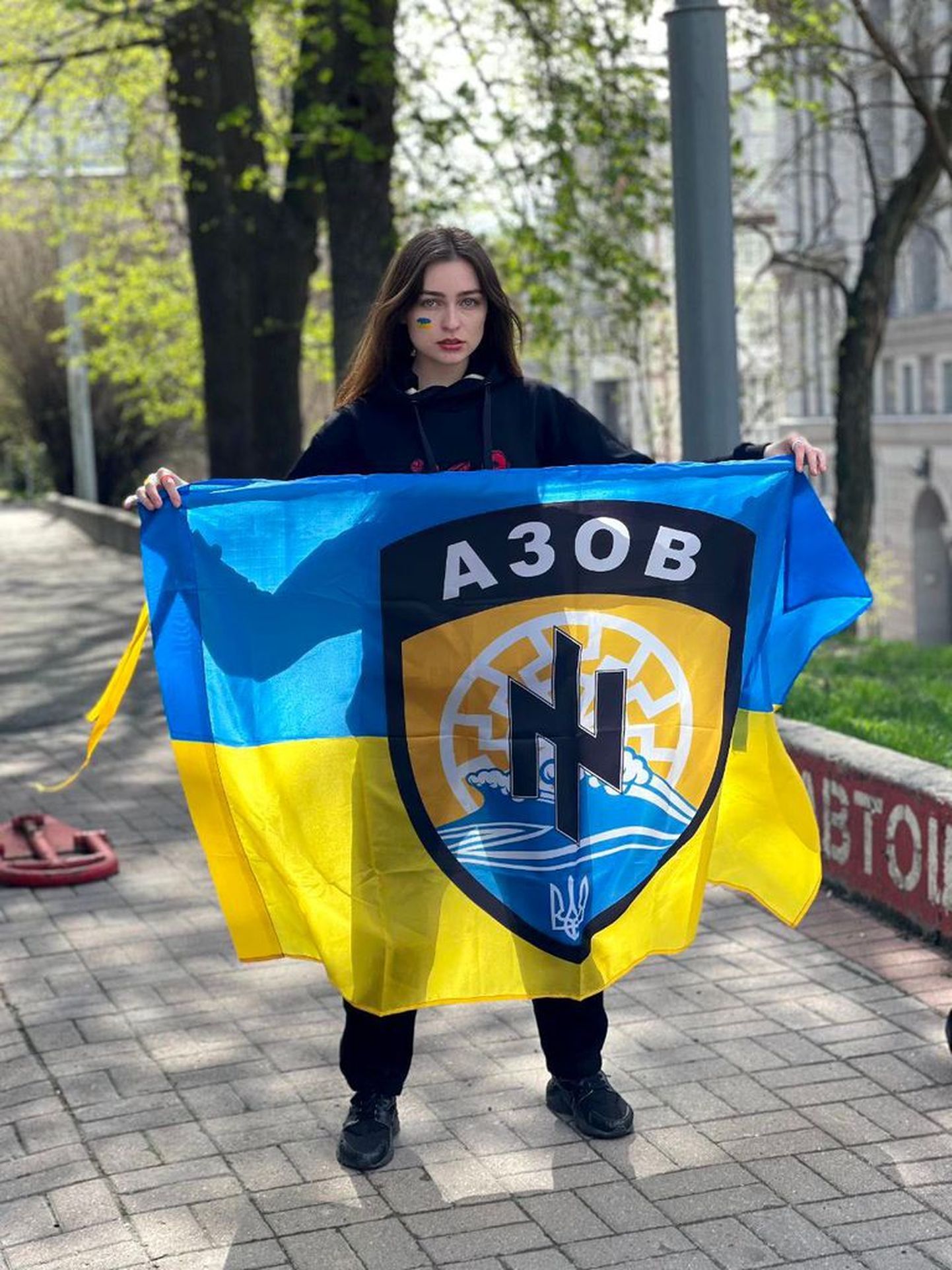 Azovi pataljoni võitleja, kes kannab kutsungit Frost, abikaasa Olhа vangistatud azovlaste toetuseks korraldatud meeleavaldusel.