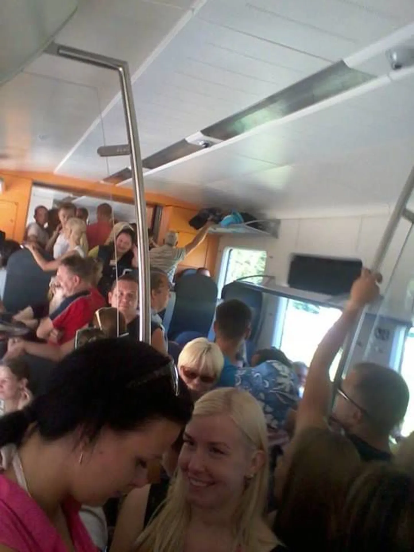 Inimesed Sauel rongis lõksus.