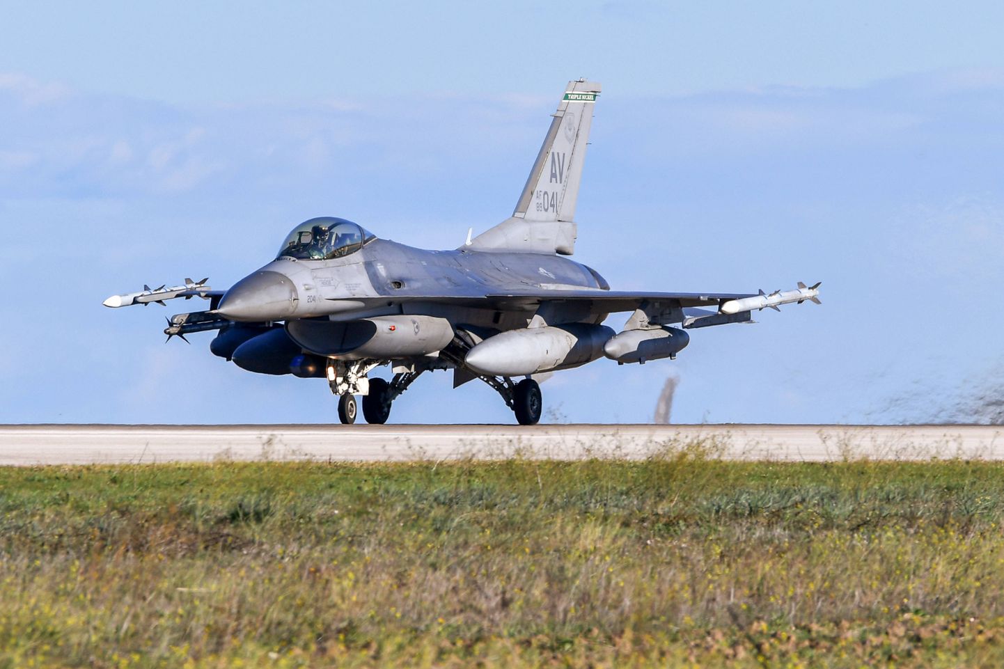 Mitmeotstarbeline hävitaja F-16 Fighting Falcon. Foto on illustreeriv.