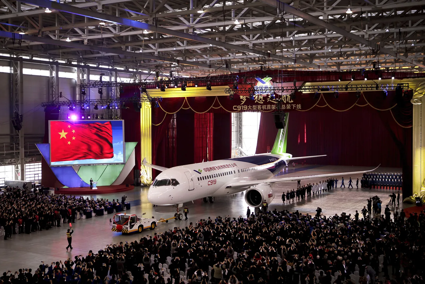 Hiina uue reisilennuki C919 pidulik väljatoomine Comaci tehasest Shanghais.