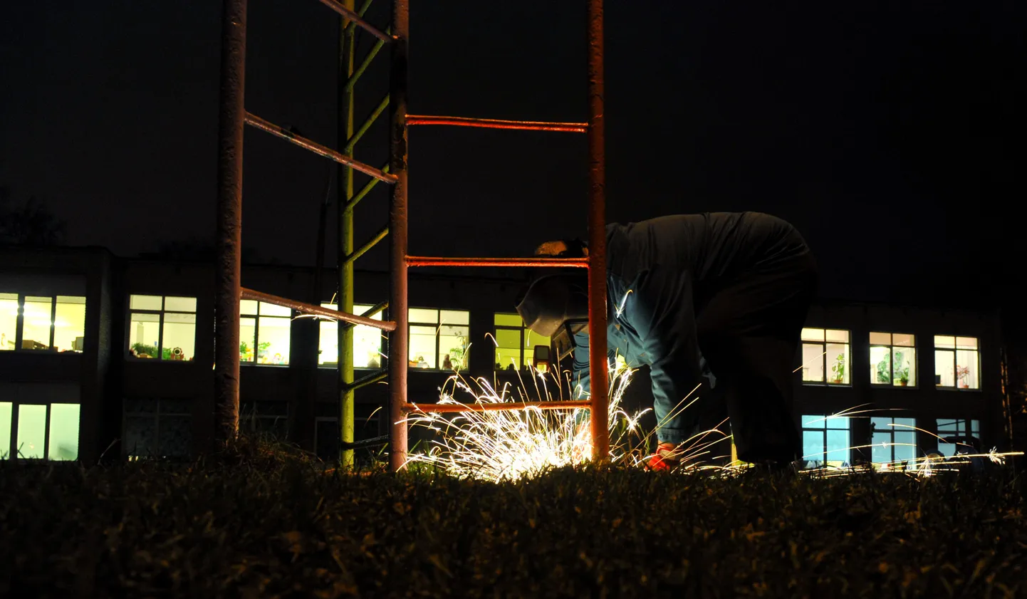 Kellukese lasteaed Tallinnas Kalamajas oli töömees Aleksandrile eile õhtul juba kolmas koht, kuhu tal paluti tulla, et vanad nõukogudeaegsed metallredelid läbi saagida.