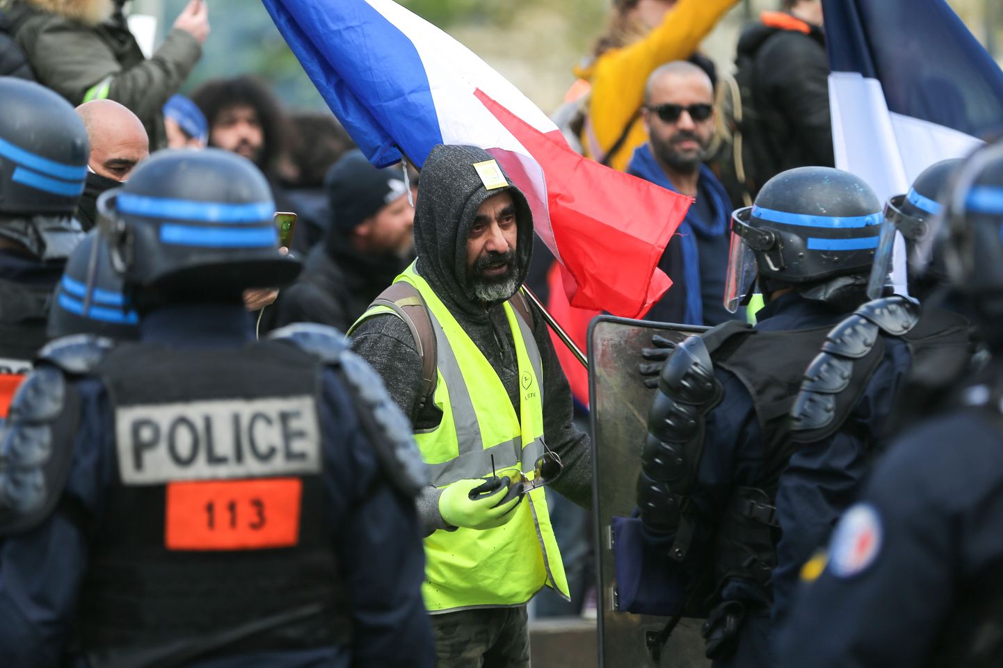 Prantsuse politsei Pariisis kollaveste ohjeldamas.