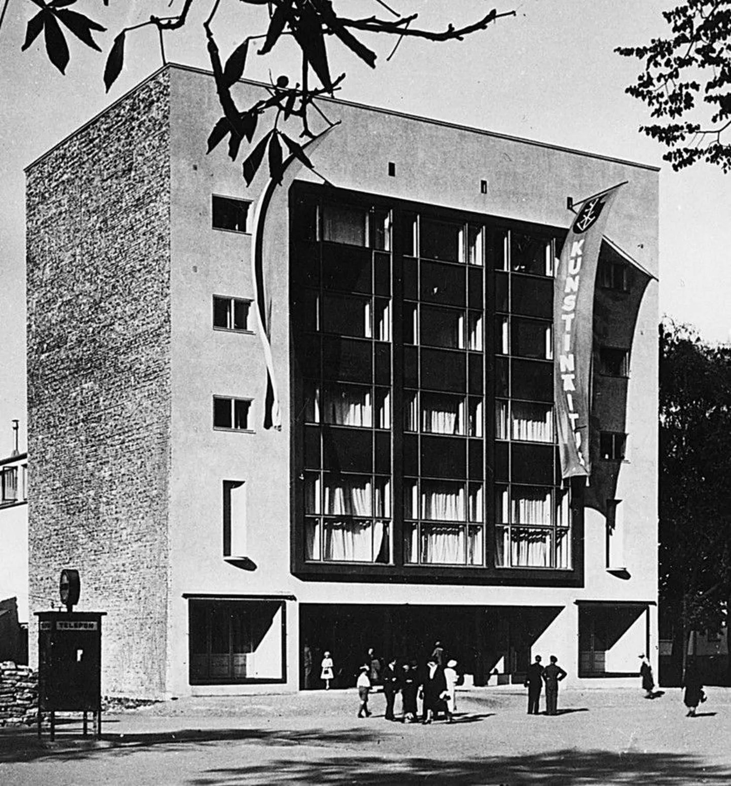 Tallinna Kunstihoone Vabaduse väljakul, 1934. Arhitektid Anton Soans ja Edgar Kuusik.
«Märgilisim hoone Eestis,» ütleb Jaan Elken. «Klassitsistliku sümmeetria ja funktsionalistliku vormikõnega hoonekuubi naelaks on klaaslaest kumava loomuliku valgusega suur näitusesaal. Kunstide sünteesist jutustav maja on detailides veatu keldrist pööninguni – Kuku on vist ainuke keldrilokaal Tallinnas, kus planeeringu suursugusus viib kohe sisenedes peast mõtted, et viibid keldris ja aknaid ei olegi!»