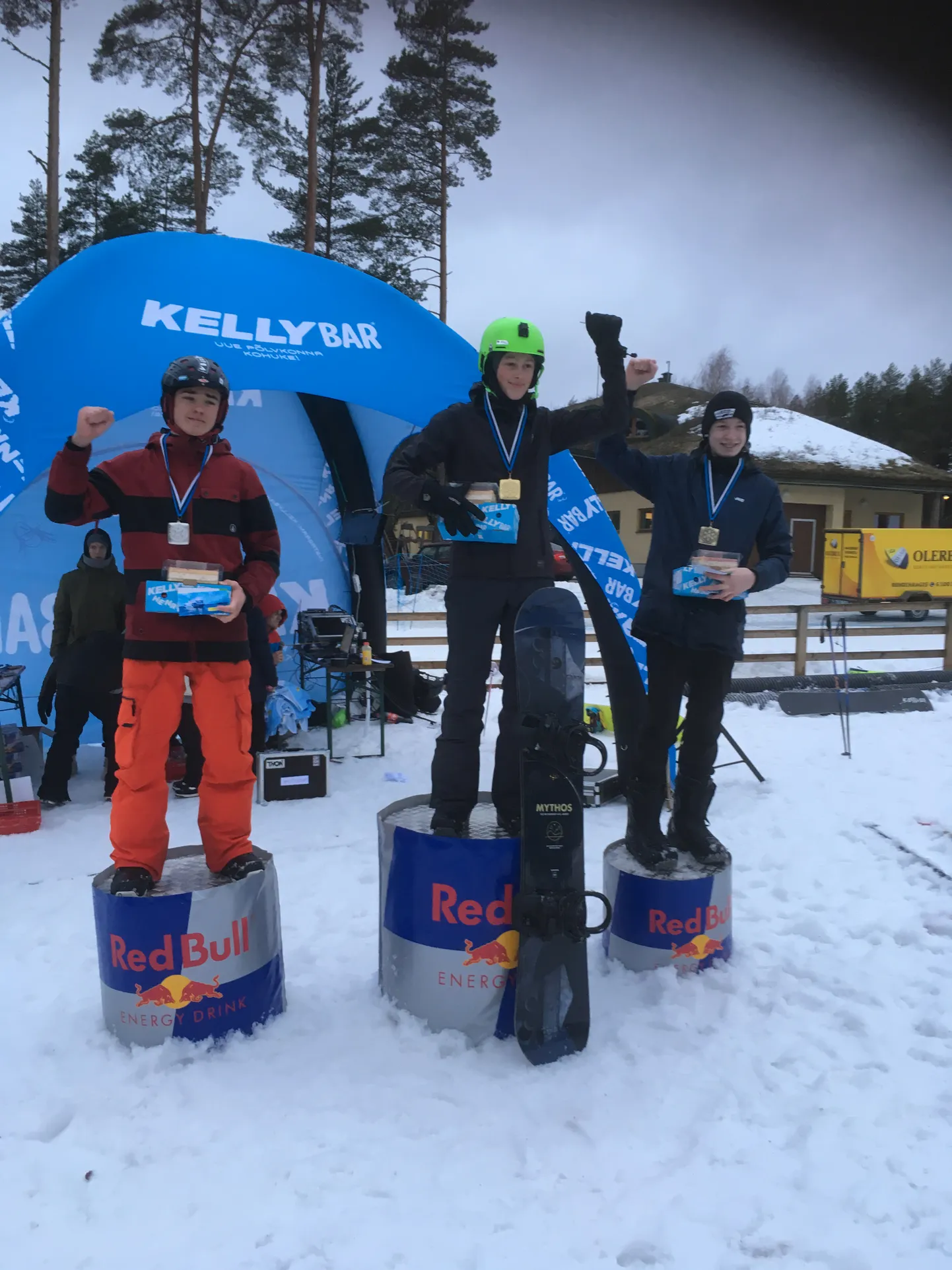 Randolf Alt (keskel) rõõmustab Valgehobusemäel võidetud Eesti juunioride klassi meistritiitli üle lumelauakrossis.