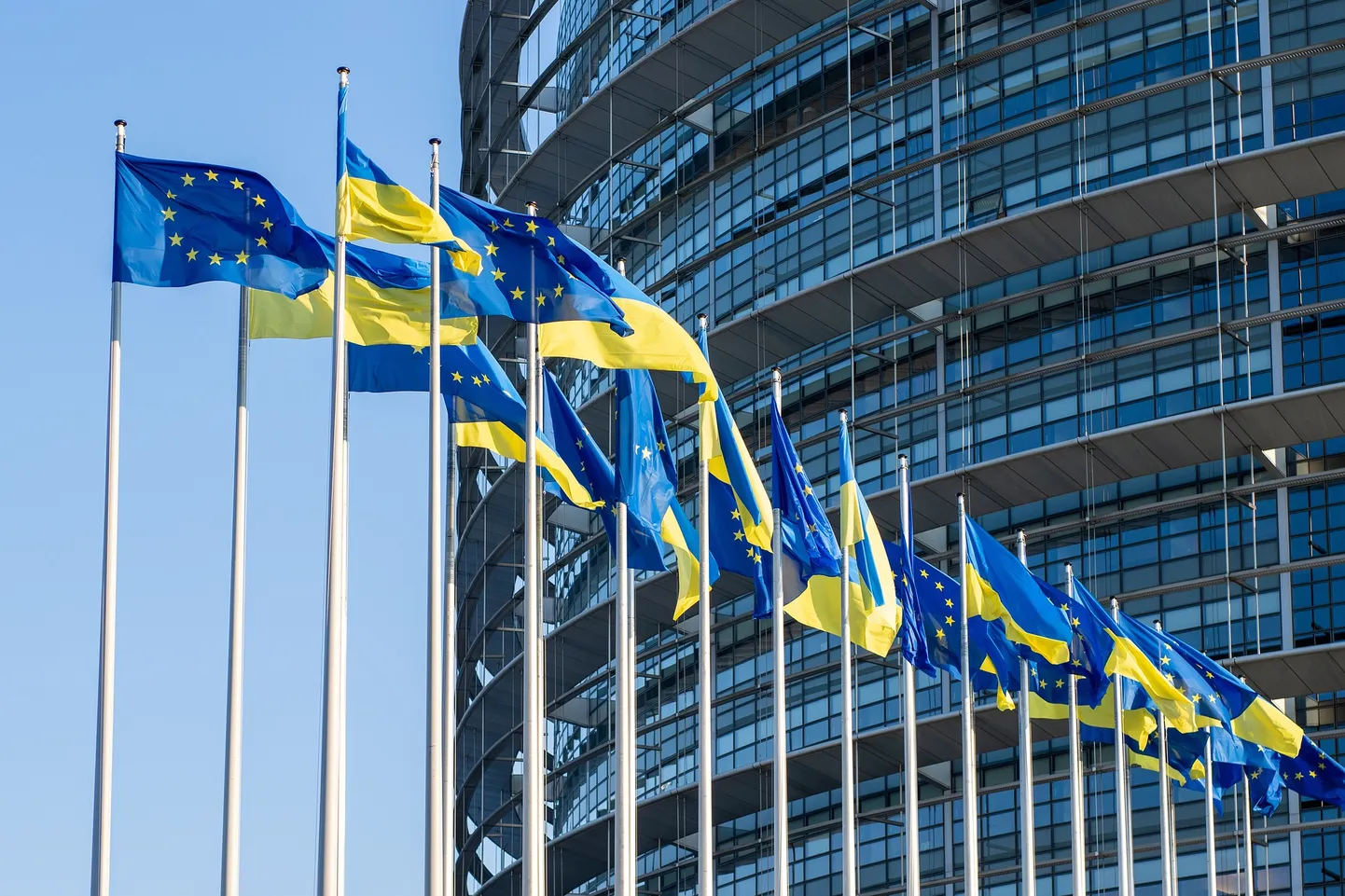 Ukrainas un Eiropas Savienības karogi pie Eiropas Parlamenta ēkas. Ilustratīvs attēls.
