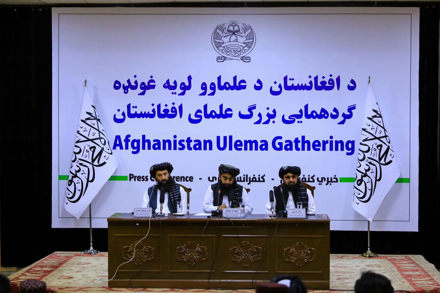 Talibani kõneisikud Zabiullah Mujahid (keskel) ja Bilal Karemi (paremal) pressikonverentsil enne loya jirga ehk suurkogu algust Afganistani pealinnas Kabulis neljapäeval.