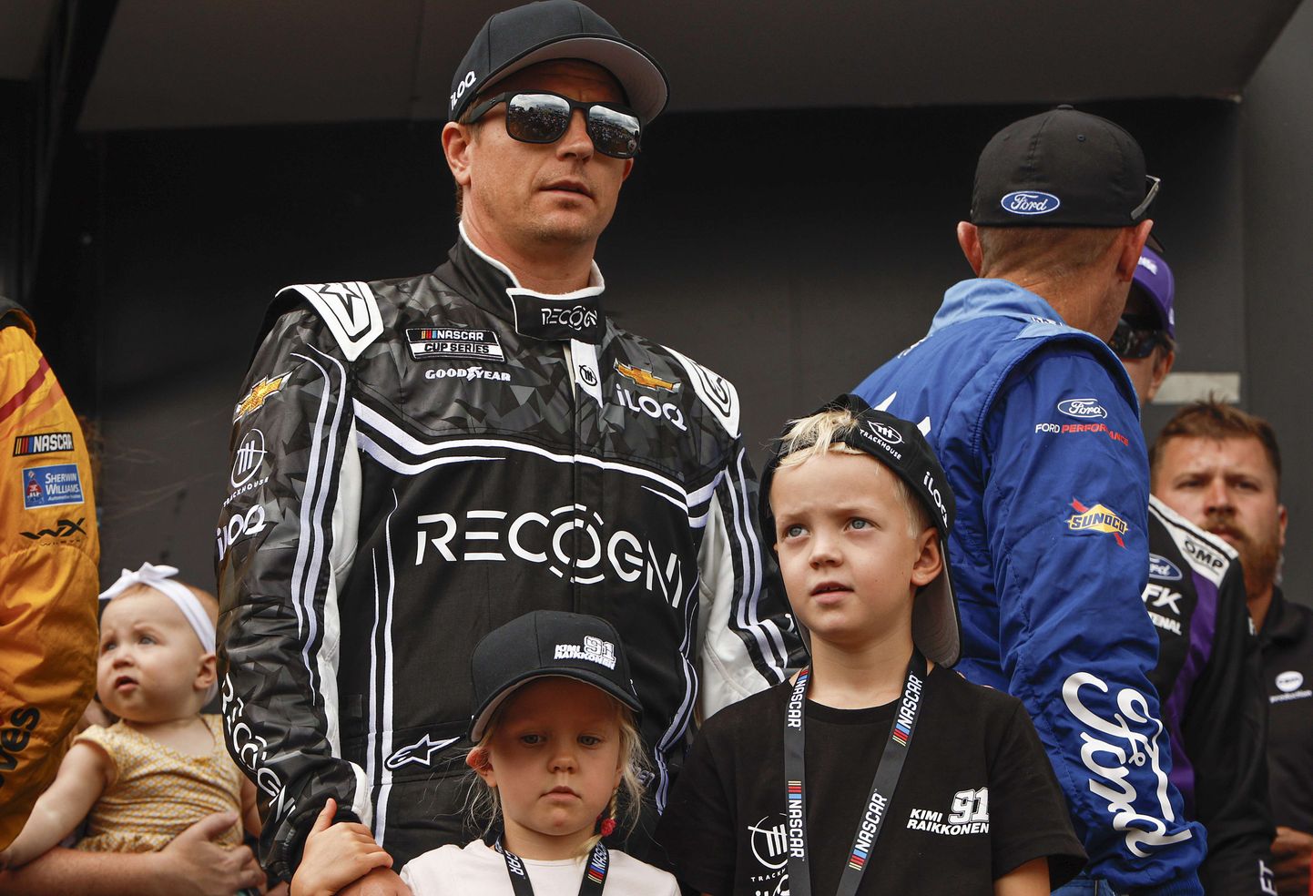 Kimi Räikkönen koos enda poja Robini ja tütre Riannaga.