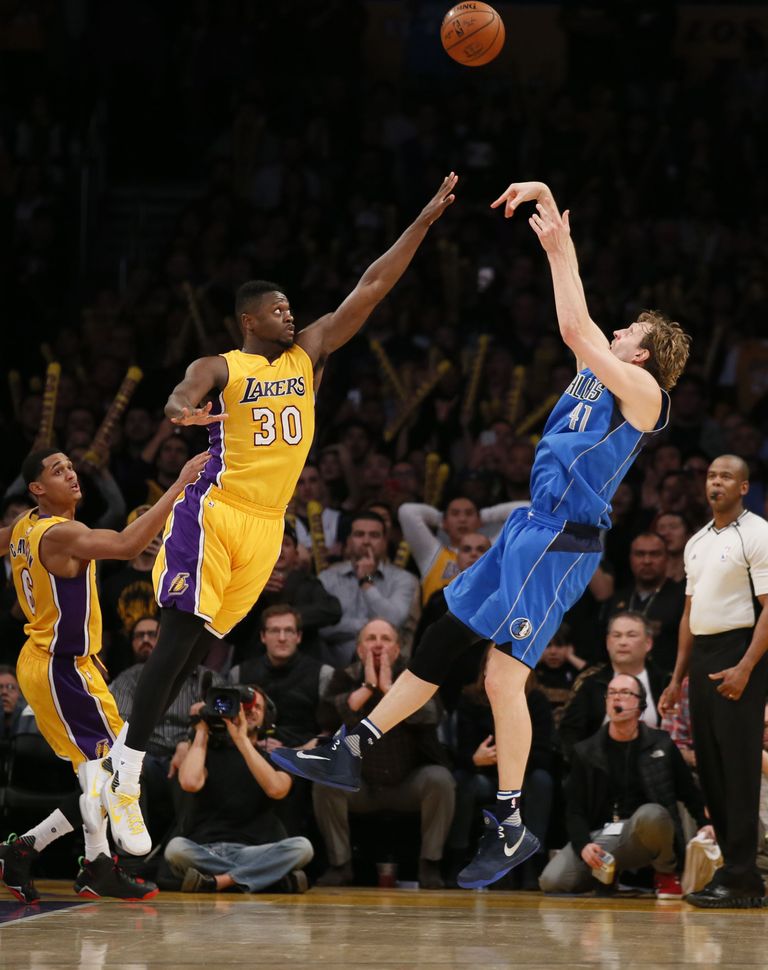 Dirk Nowitzki tabas Los Angeles Lakersi vastu võiduviske. FOTO: Scanpix