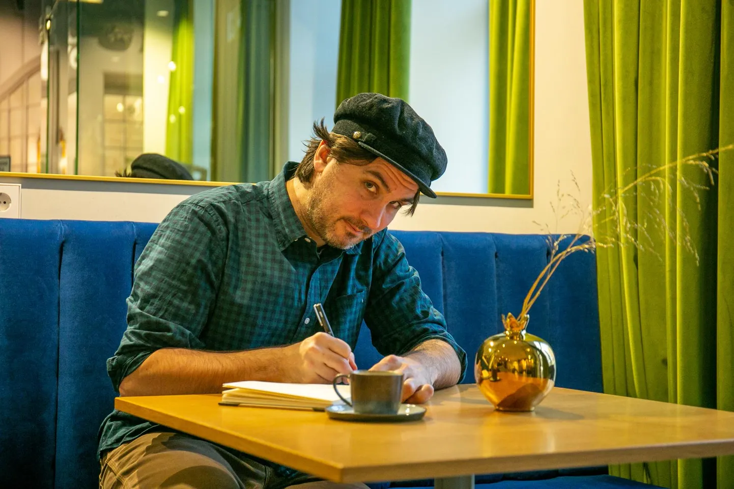 Kirjanik Justin Petrone tööpostil.