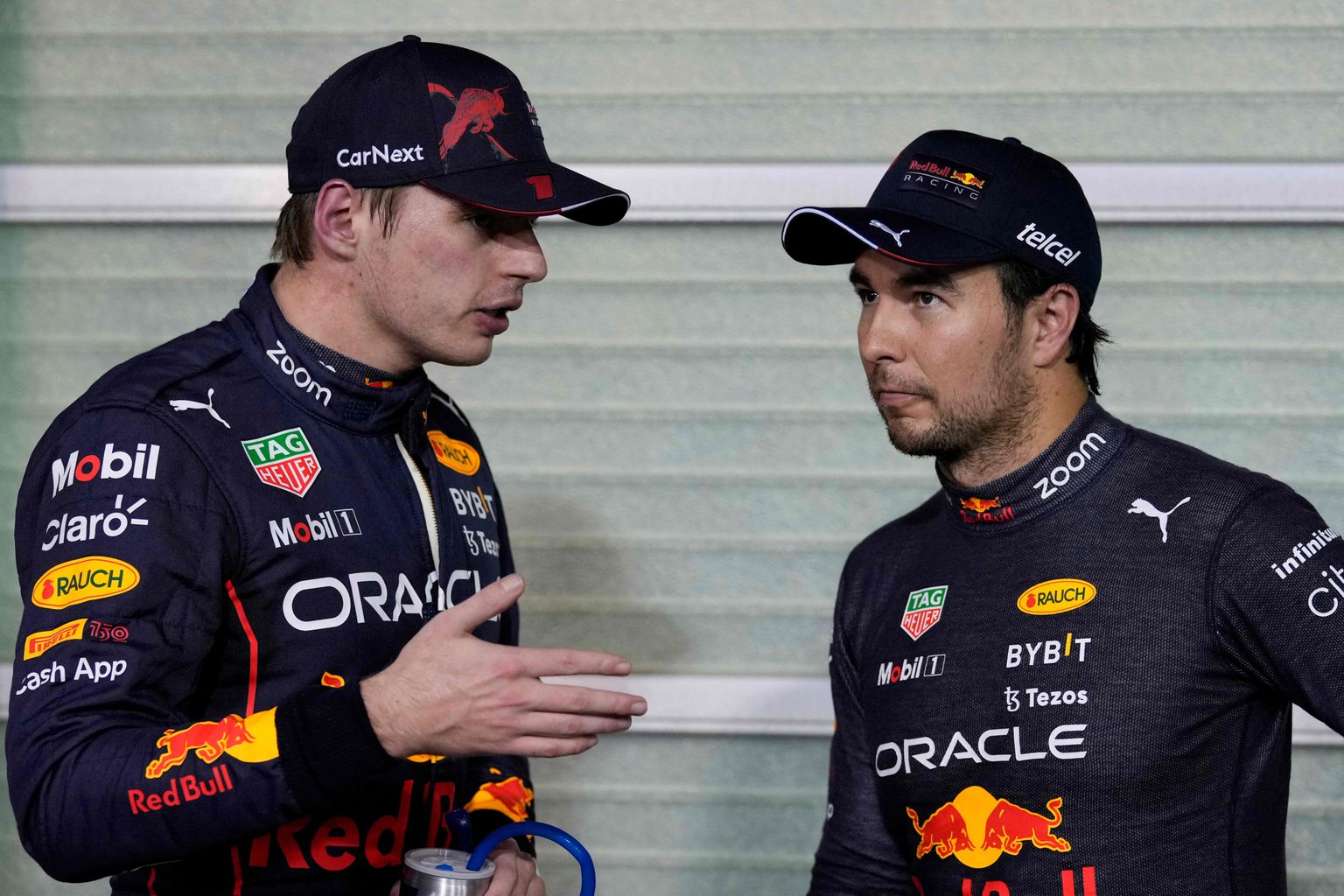 Max Verstappen (vasakul) ja Sergio Perez.