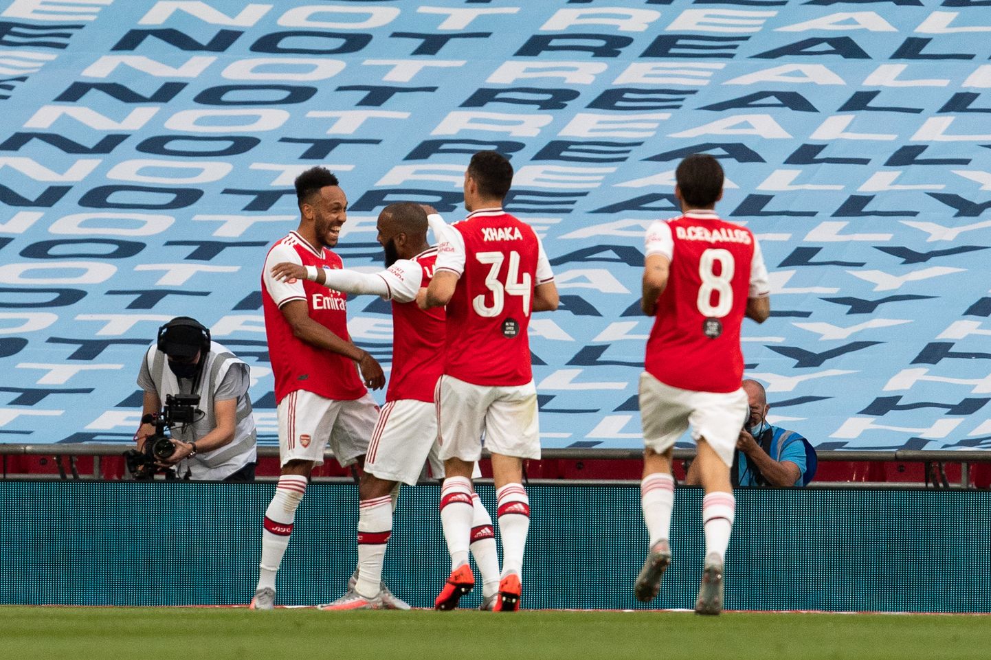 Arsenali mängumehed tähistavad Pierre-Emerick Aubameyangi teist väravat, mis kindlustas neile koha Inglismaa karikasarja finaalis.