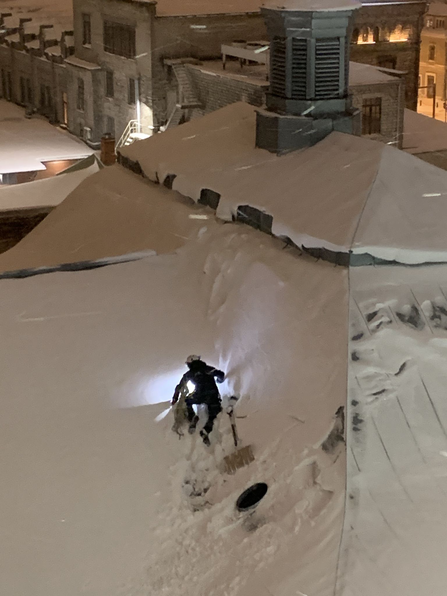 Человек на крыше