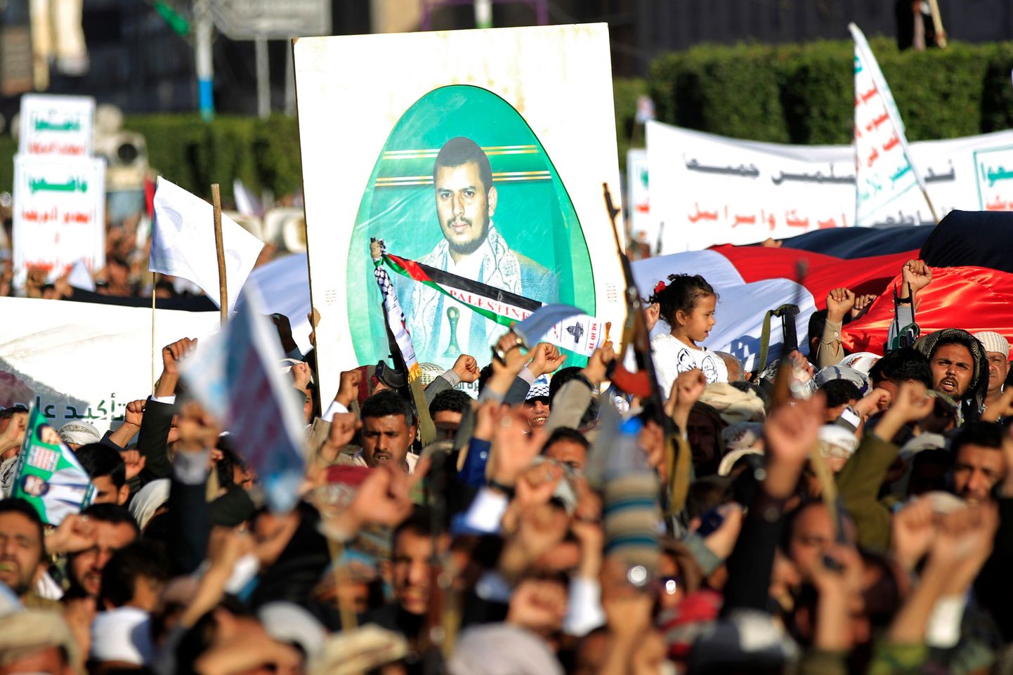 Jeemeni meeleavaldajad hoiavad USA ja Iisraeli vastasel meeleavaldusel huthimässuliste liidri Abdulmalik al-Huthi portreed.