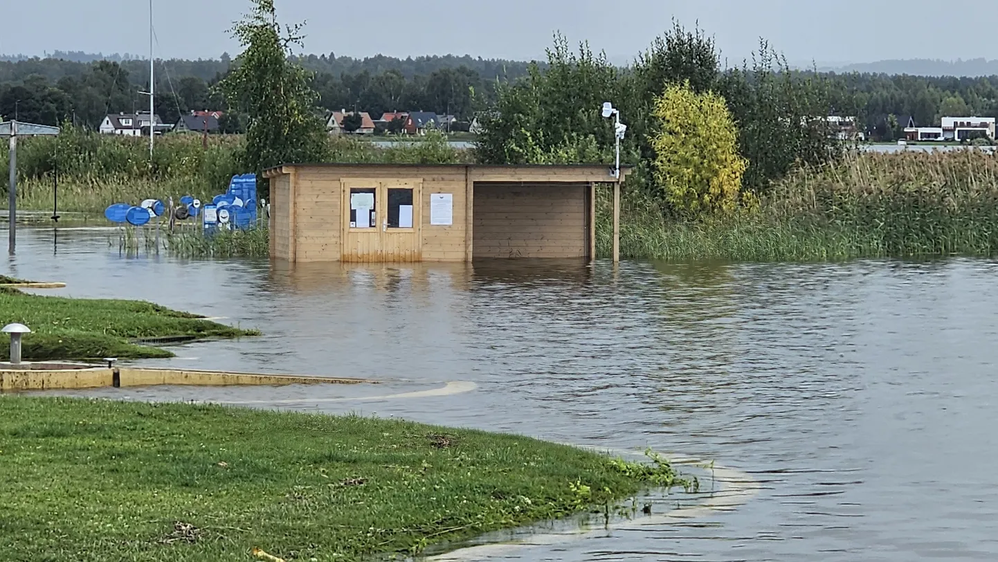 Vihmasajud on põhjustanud Tamula järve tavatult kõrge veetaseme.