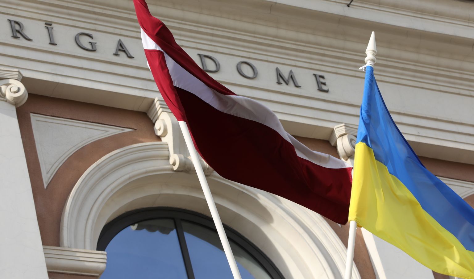 Латвийский и украинский флаги на здании Рижской думы