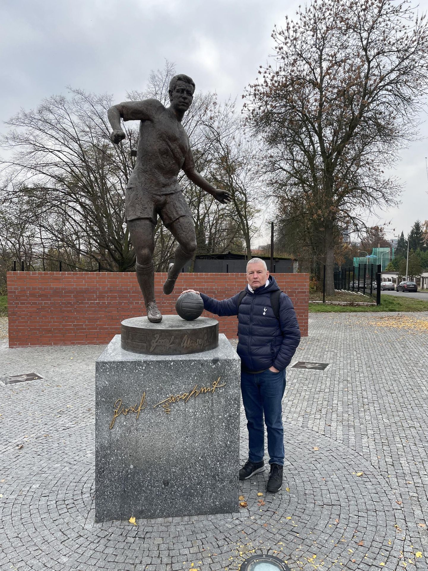 Jalgpalliajakirjanik ja -ajaloolane Indrek Schwede tänavu novembris Prahas Josef Masopusti monumendi kõrval. Masopust võitis Euroopa aasta parimale jalgpallurile antava auhinna samal 1962. aastal, kui Schwede sündis.
