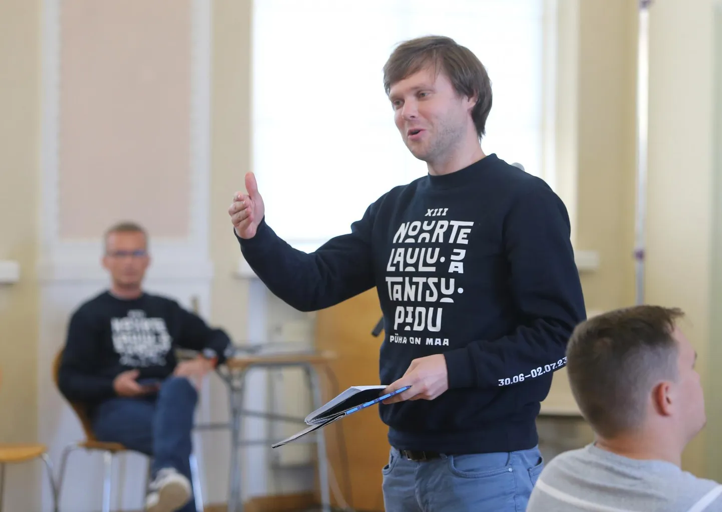 Noorte laulupeo kunstiline juht Pärt Uusberg käis peo juhtmõtet avamas ka Tartus Miina Härma gümnaasiumis.