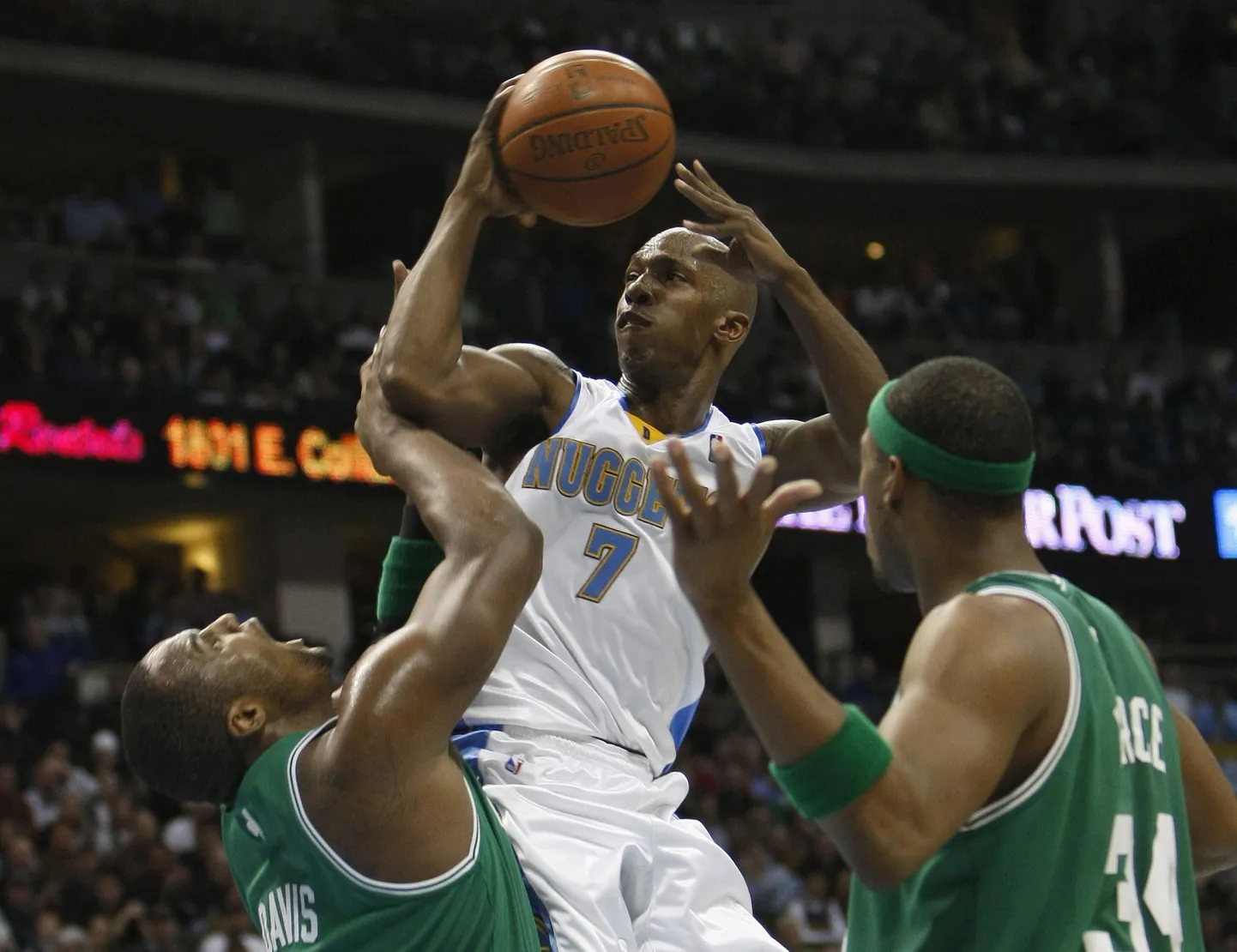 Denver Nuggetsi Chauncey Billups murrab läbi Boston Celticsi Glen Davisest ja Paul Pierce'ist.