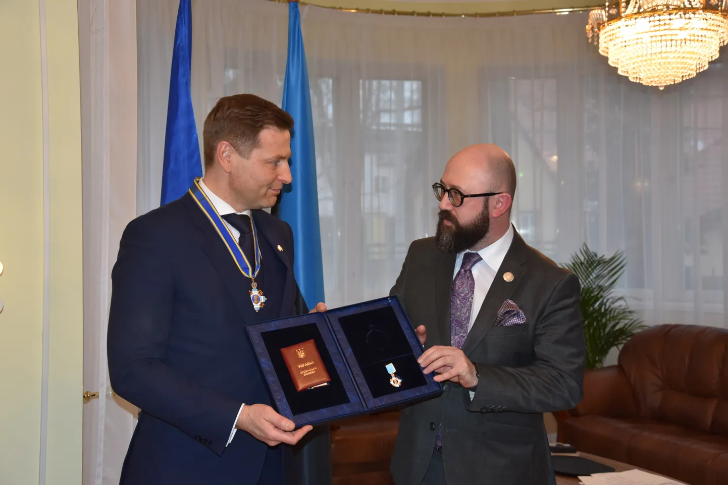 Ordenimärgi andis Hanno Pevkurile üle Ukraina suursaadik Eestis Maksõm Kononenko.